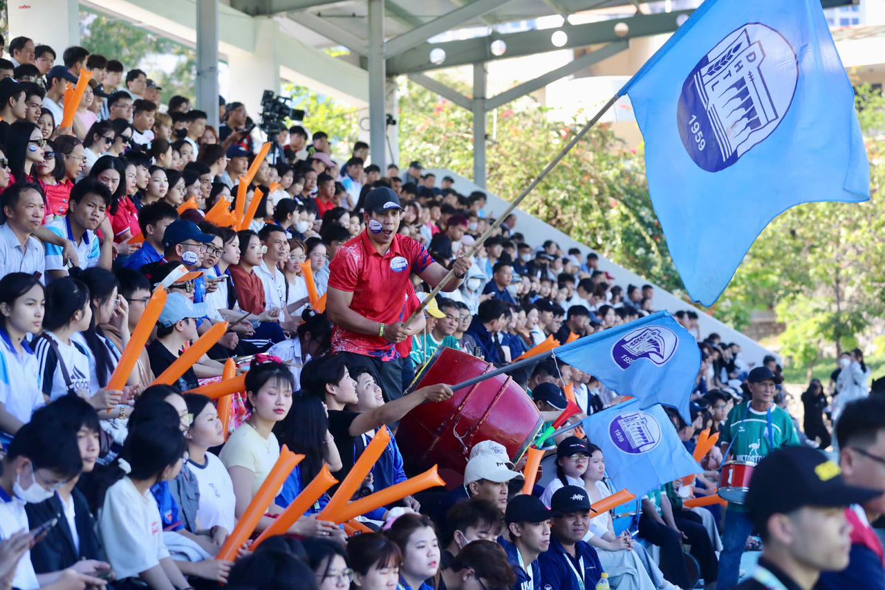 Khán đài A của sân Trường Đại học Nha Trang được lấp đầy, tạo nên bầu không khí vô cùng sôi động ở trận chung kết.