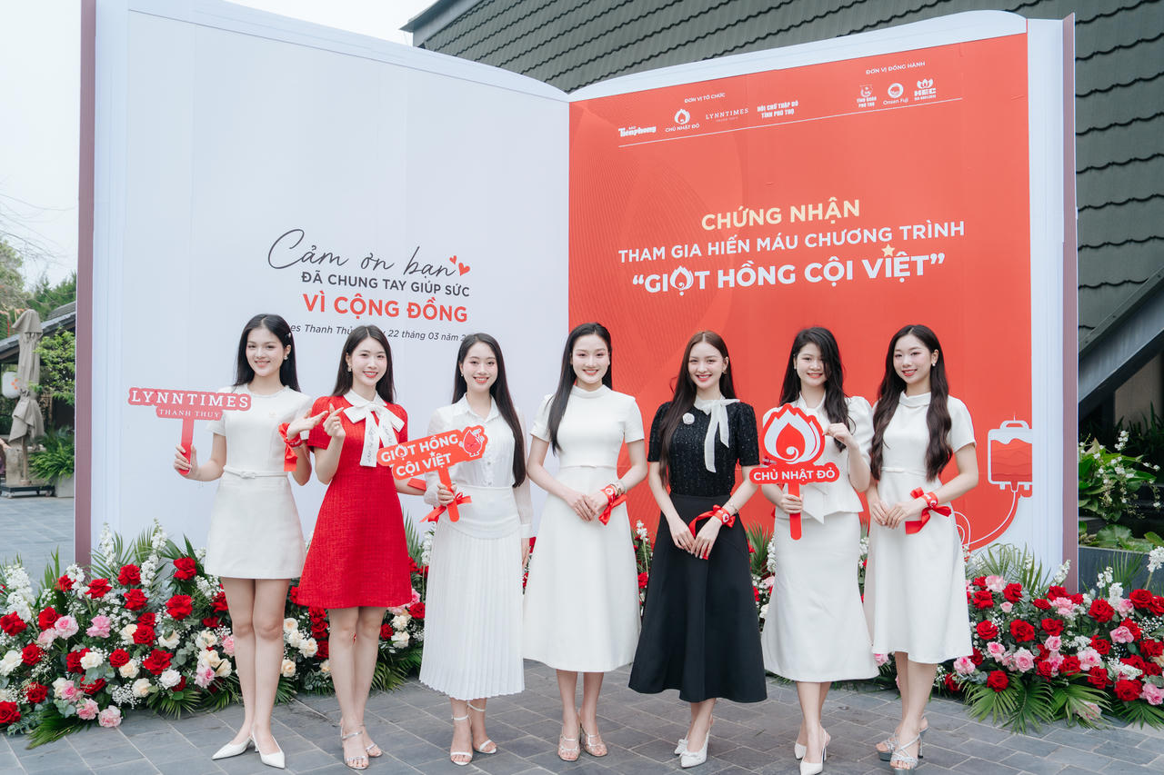 Dàn Á hậu, người đẹp thổi bùng ngọn lửa thiện nguyện tại chương trình “Giọt hồng Cội Việt”. (Ảnh: Xuân Hồng)