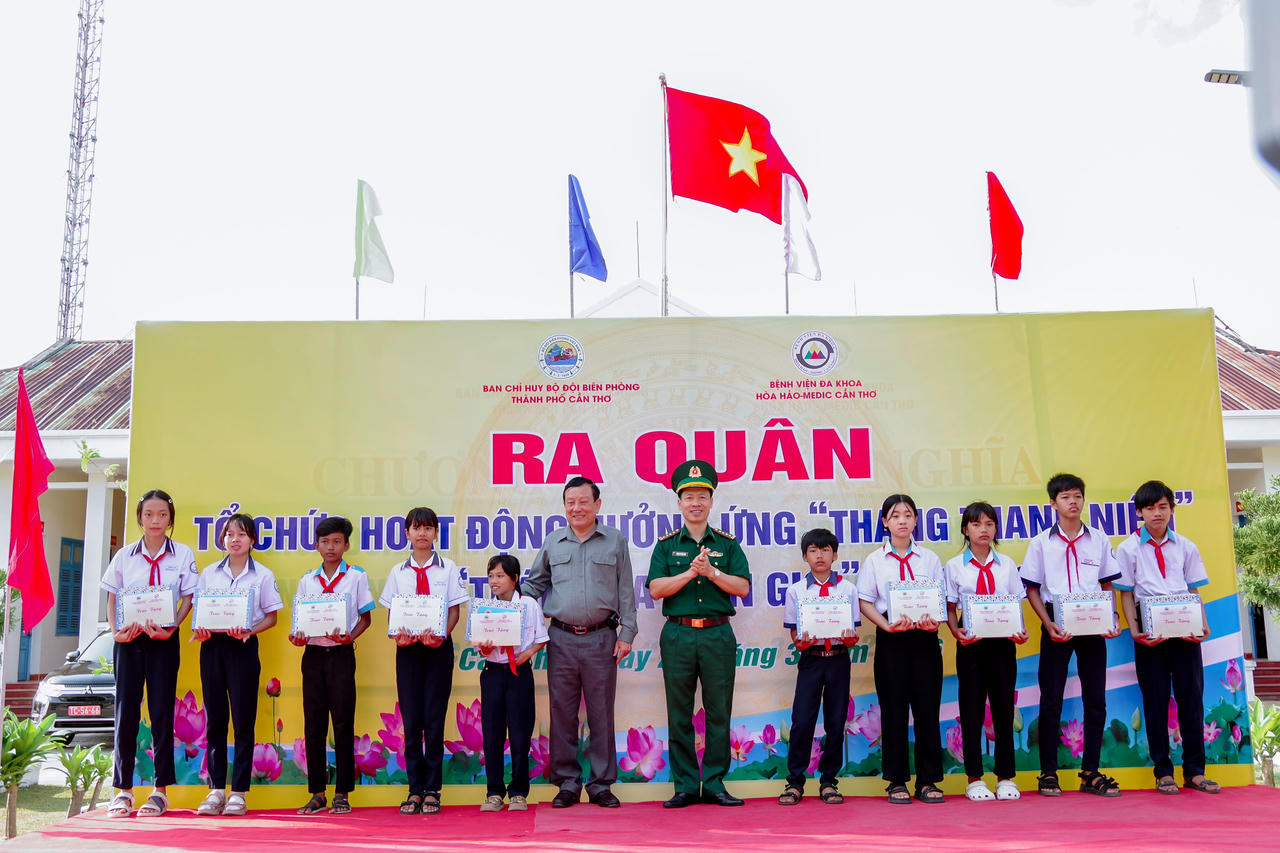 Lãnh đạo BĐBP TP Cần Thơ và Bệnh viện Đa khoa Hòa Hảo - Medic Cần Thơ trao học bổng cho các em học sinh có hoàn cảnh khó khăn.