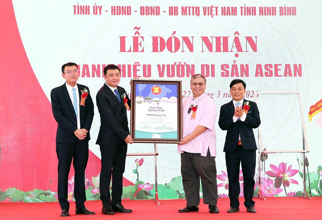 Ông Jerome Montemayor - Giám đốc Trung tâm Đa dạng sinh học ASEAN trao chứng nhận Vườn Di sản ASEAN cho Vườn Quốc gia Xuân Thủy. (Ảnh: Văn Đại)