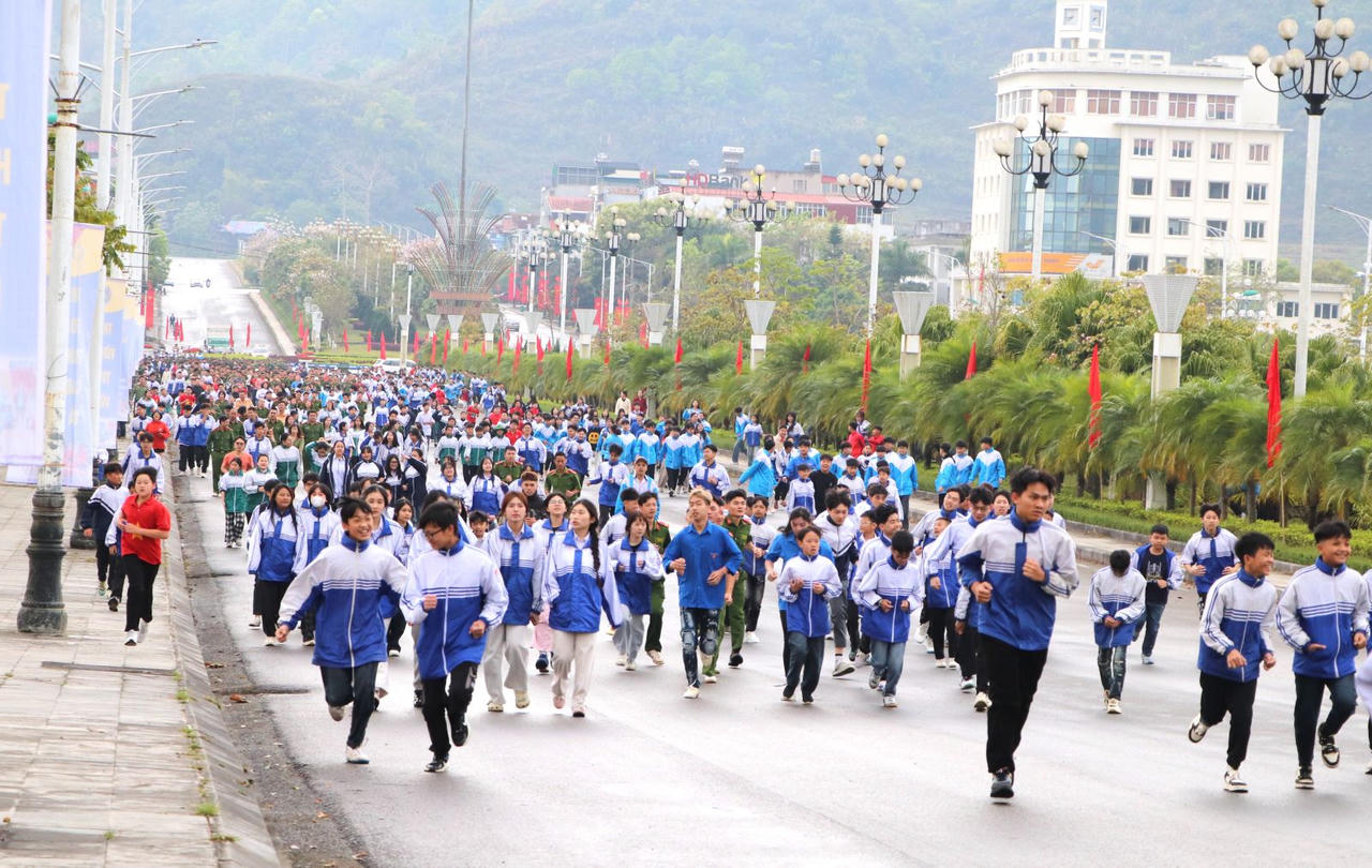 Đông đảo các em học sinh, lực lượng vũ trang tham gia chạy đồng hành với cung đường 1km.