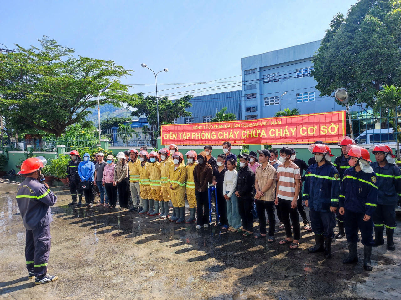 Lực lượng tham gia buổi thực tập phương án chữa cháy và cứu nạn, cứu hộ tại Khu Công nghiệp Suối Dầu, tỉnh Khánh Hòa.