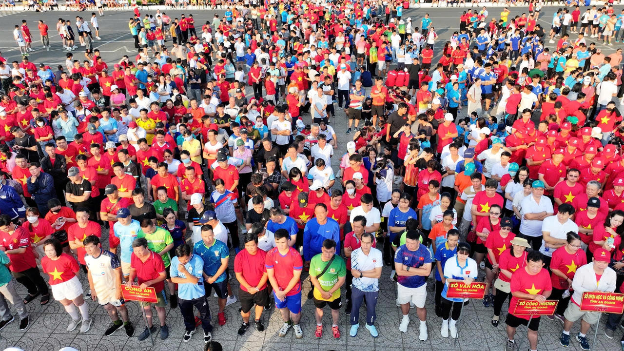 Đại biểu và vận động viên tham dự lễ khai mạc trực tuyến “Ngày chạy Olympic - Vì sức khỏe toàn dân - Vì An ninh Tổ quốc” từ điểm cầu Trung ương.