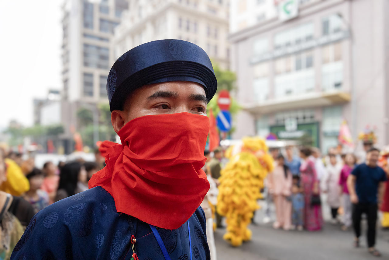 Trong lễ hội, người rước kiệu dùng khăn đỏ che ngang miệng, đánh dấu người đang làm việc Thánh, không phải người thường.