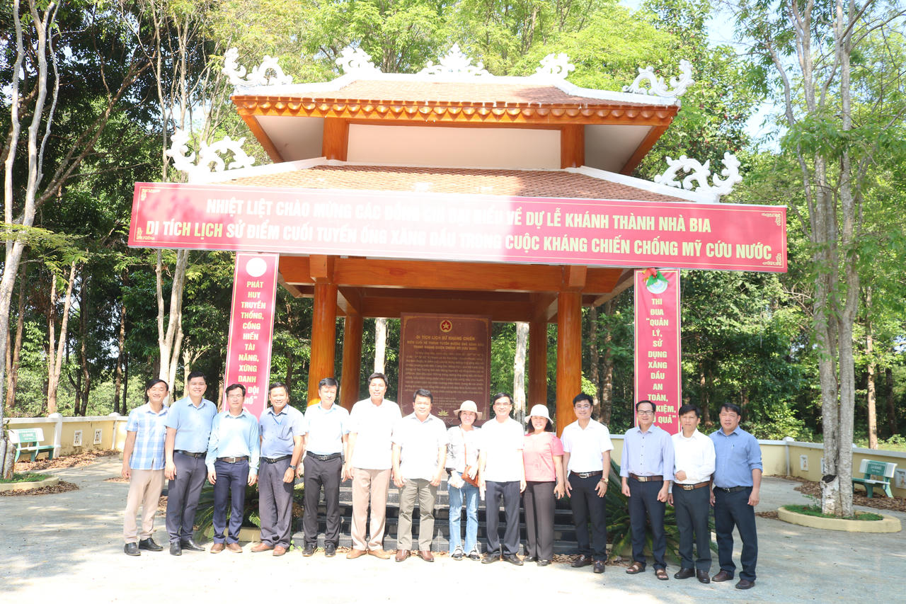 Đoàn kiểm tra cơ sở vật chất trường lớp và triển khai đề án đầu tư, phát triển toàn diện chất lượng dạy và học các xã biên giới của của UBND tỉnh Đồng Nai &nbsp;chụp ảnh lưu niệm tại Di tích Điểm cuối đường ống dẫn xăng dầu VK96.