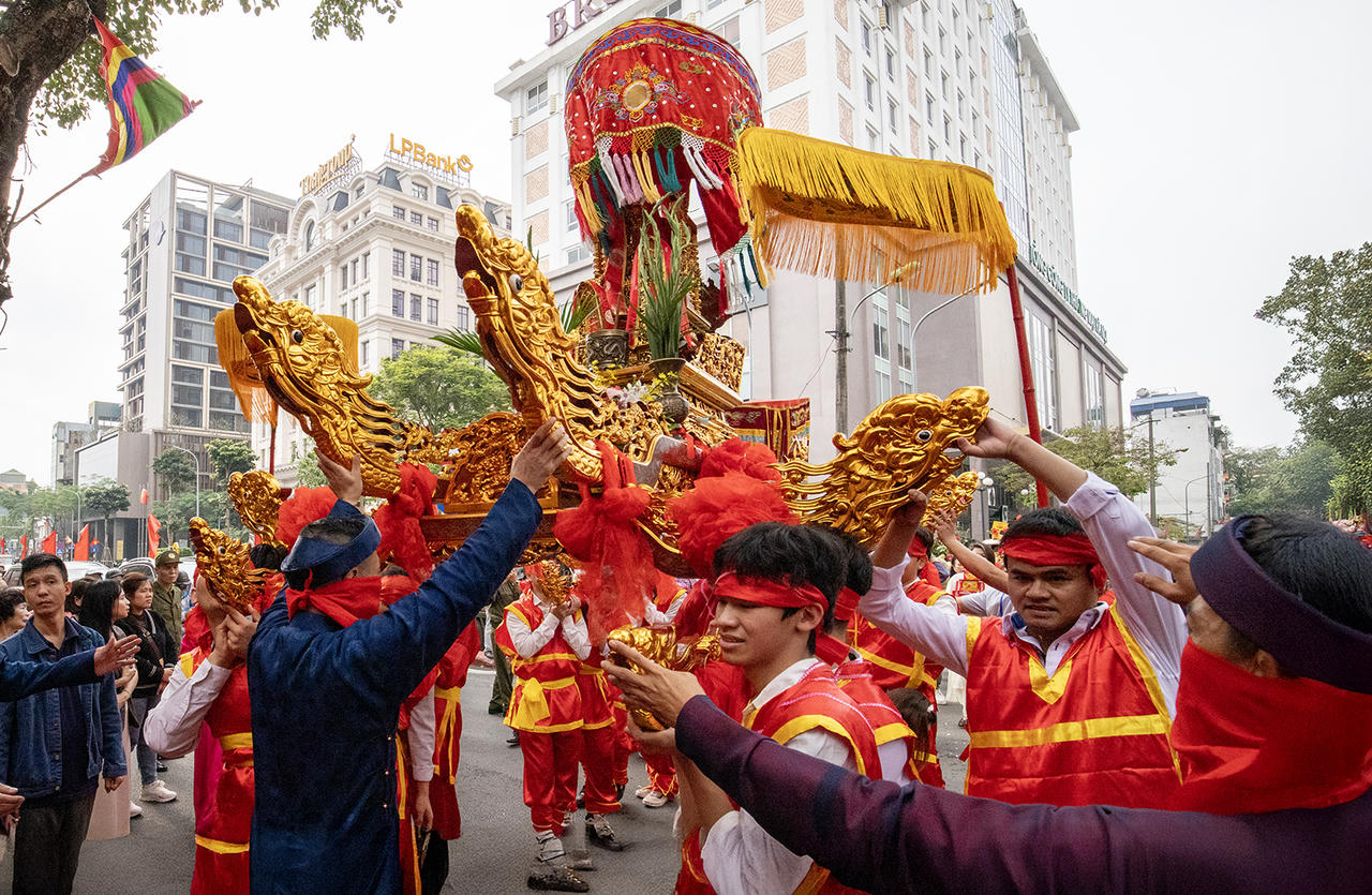 Người rước kiệu với khăn đỏ che ngang mặt