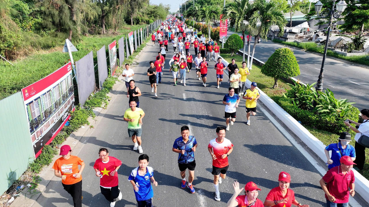 Hàng ngàn người xuất phát “Ngày chạy Olympic - Vì sức khỏe toàn dân - Vì An ninh Tổ quốc".