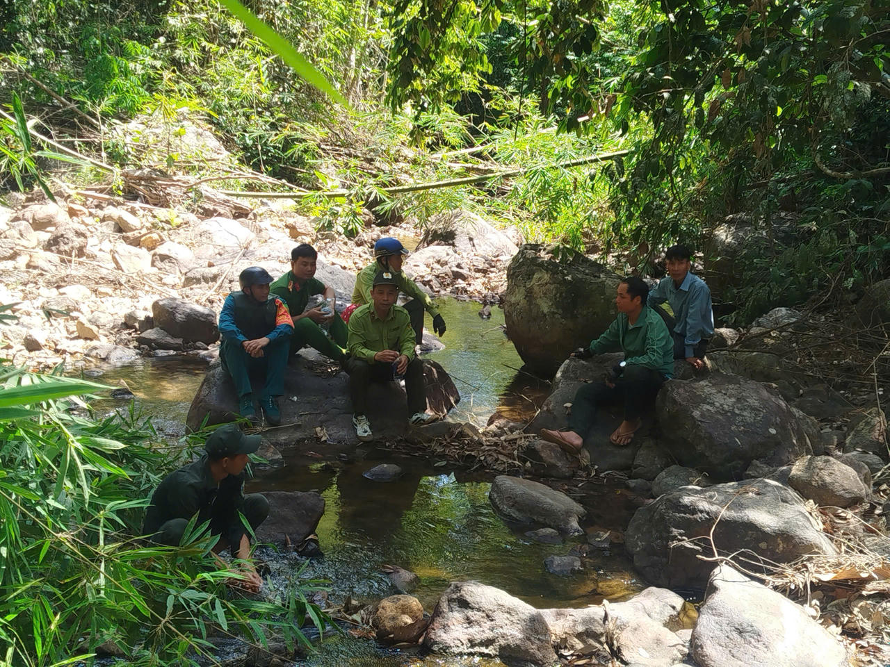 Cán bộ Kiểm lâm và các lực lượng chức năng chính quyền địa phương 2 cấp nghỉ ngơi trong quá trình tuần tra bảo vệ rừng.