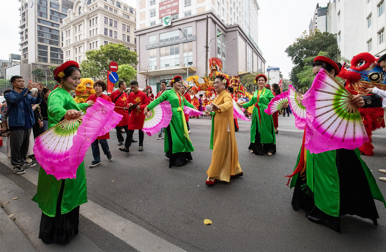 Các nghệ nhân đang biểu diễn múa hát tại lễ hội