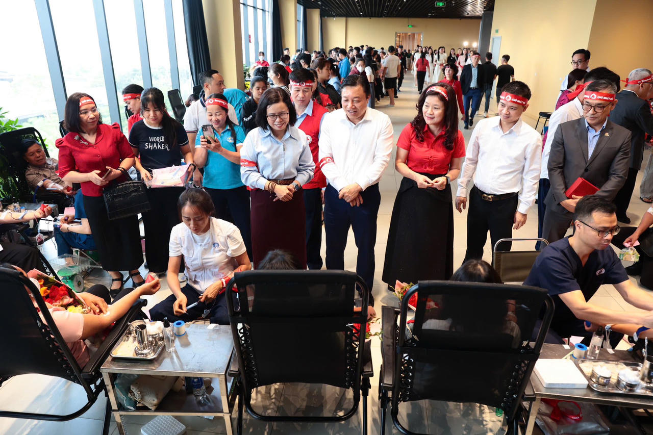 Lãnh đạo tỉnh, cùng đại biểu tại chương trình. (Ảnh: Xuân Hồng)