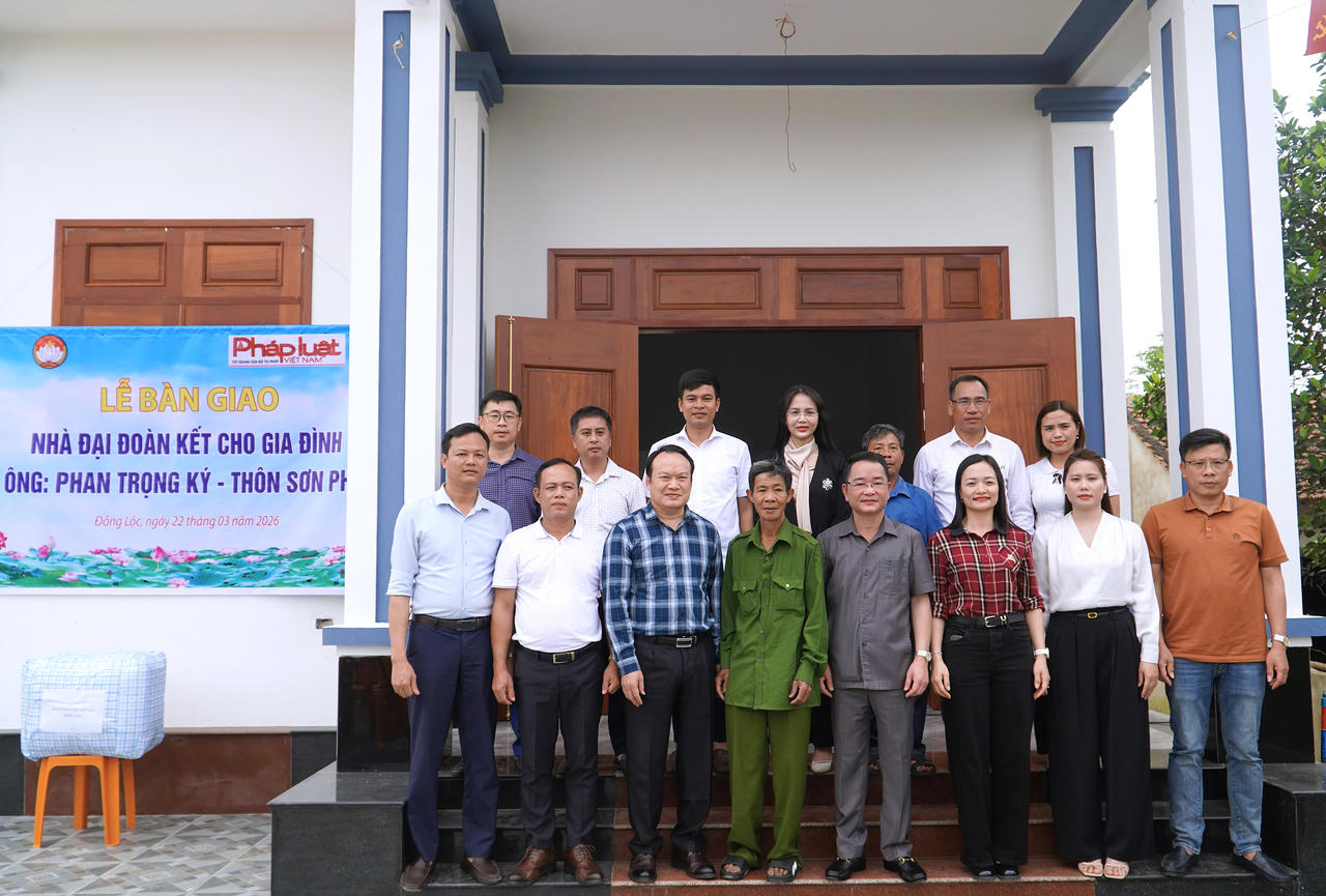 Các đại biểu, nhà hảo tâm cùng gia đình ông Ký chụp ảnh lưu niệm tại căn nhà mới khang trang.