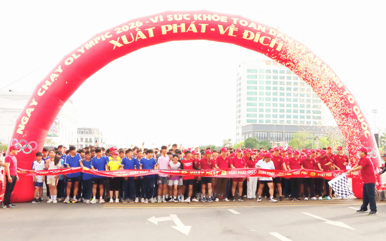 Các vận động viên khởi động trước giờ xuất phát tại Ngày chạy Olympic.