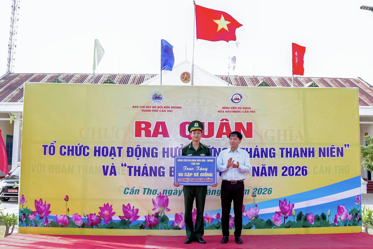 Lãnh đạo Bệnh viện Đa khoa Hòa Hảo - Medic Cần Thơ Trao bảng tượng trưng tặng 5 cặp dê giống cho đoàn thành niên BĐBP TP Cần Thơ.