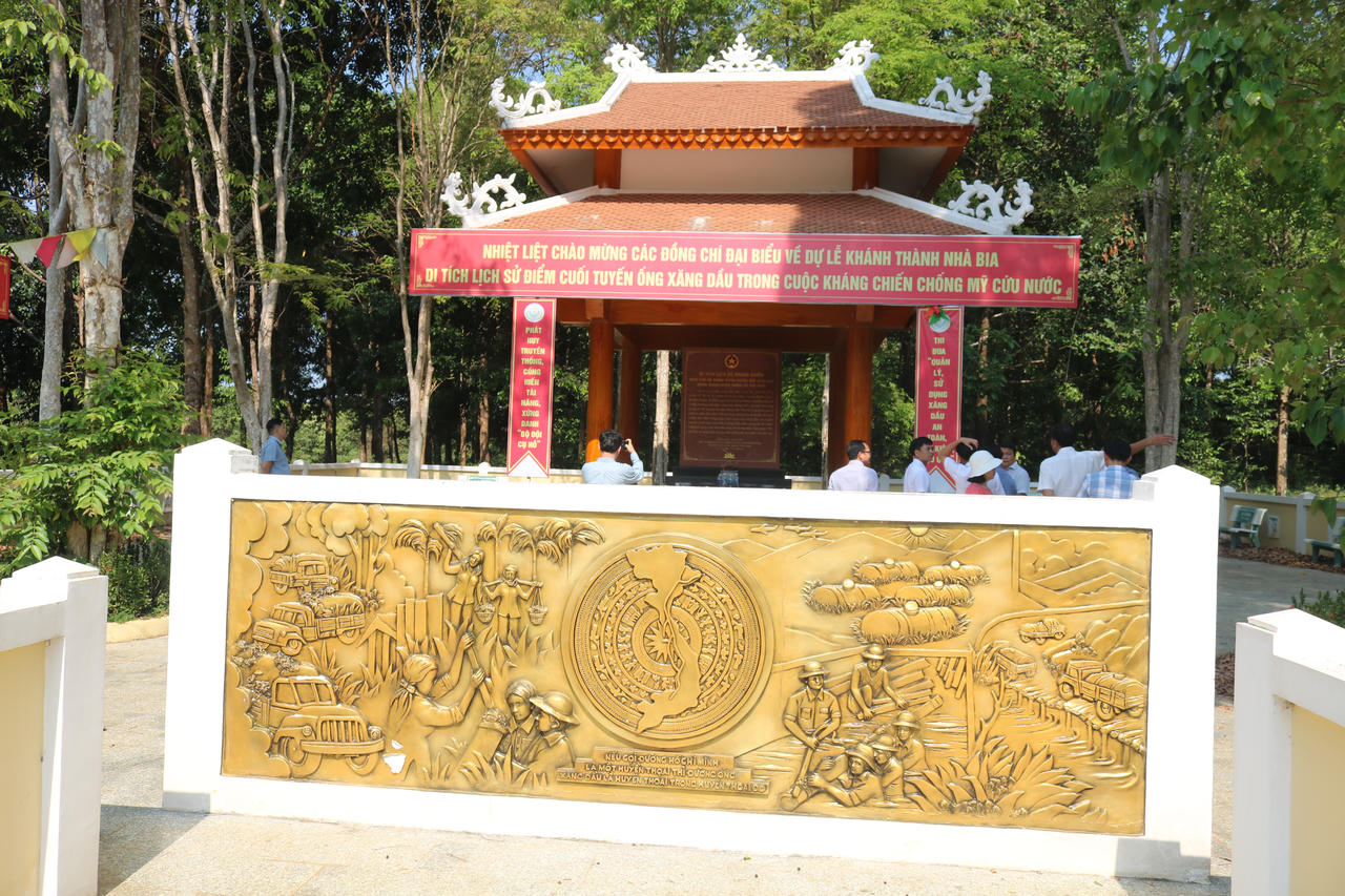  Phù điêu tái hiện lại quá trình xây dựng, vận hành và bảo vệ Điểm cuối đường ống dẫn xăng dầu VK96.