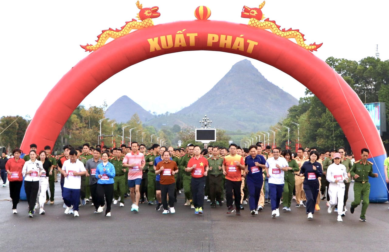 Các đại biểu, vận động viên và đông đảo nhân dân đã tham gia chạy hưởng ứng "Ngày chạy Olympic vì sức khỏe toàn dân".