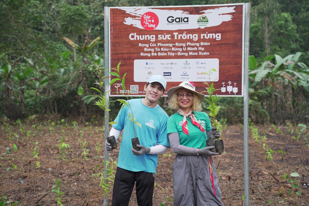 Ca sĩ Quốc Thiên tham gia góp cây, trồng rừng 
