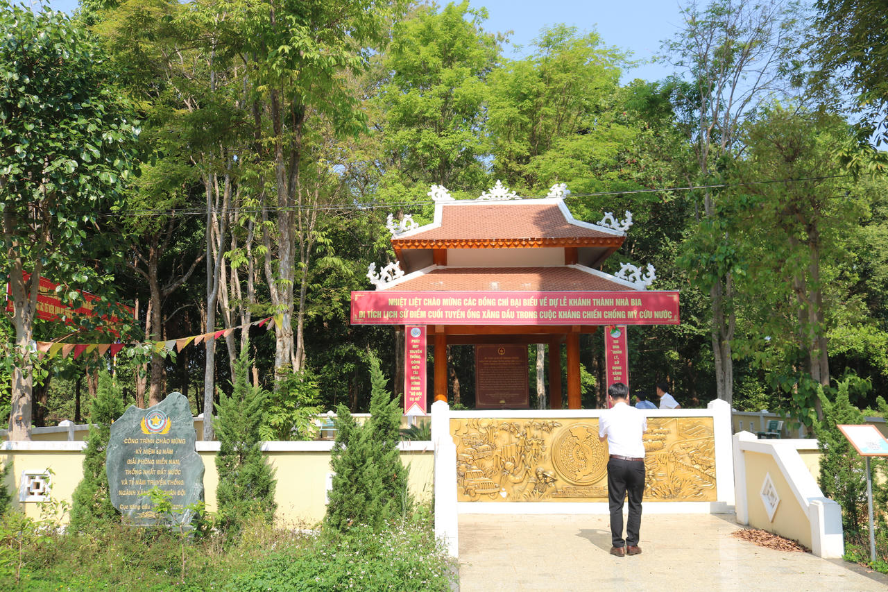 Du khách tỏ lòng biết ơn trước Di tích Điểm cuối đường ống dẫn xăng dầu VK96.