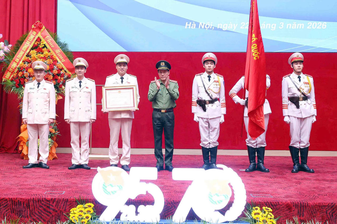 Đoàn Thanh niên Bộ Công an đón nhận Huân chương Bảo vệ Tổ quốc hạng Nhất