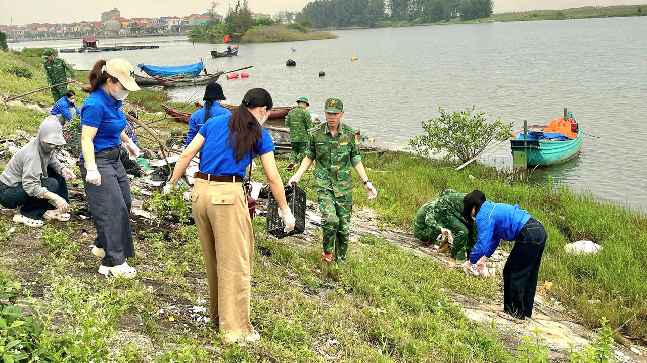 Chi đoàn Đồn Biên phòng Lý Hòa phối hợp với các đơn vị liên quan tổ chức thu gom xử lý rác thải và vệ sinh bãi biển.