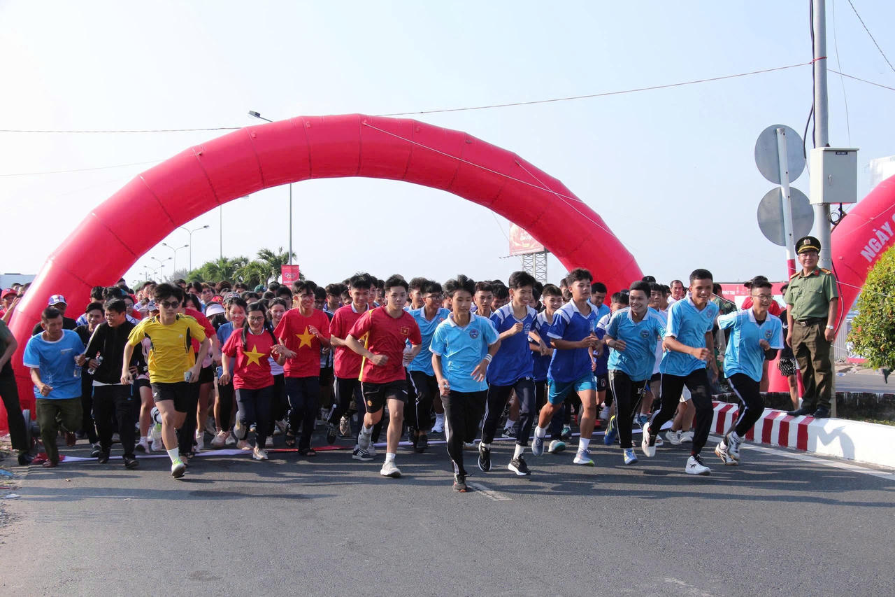 Tại 102 xã, phường, đặc khu trên địa bàn tỉnh đồng loạt tổ chức Ngày chạy Olympic, thu hút hơn 32.000 người tham gia.