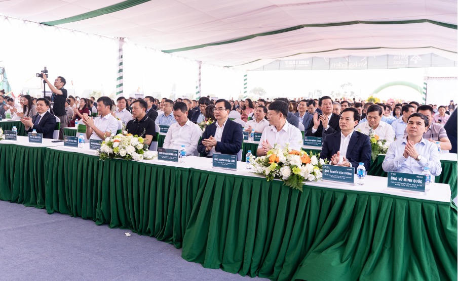 Đại diện các cơ quan Trung ương, lãnh đạo tỉnh Phú Thọ, các sở, ban, ngành địa phương tại buổi lễ.