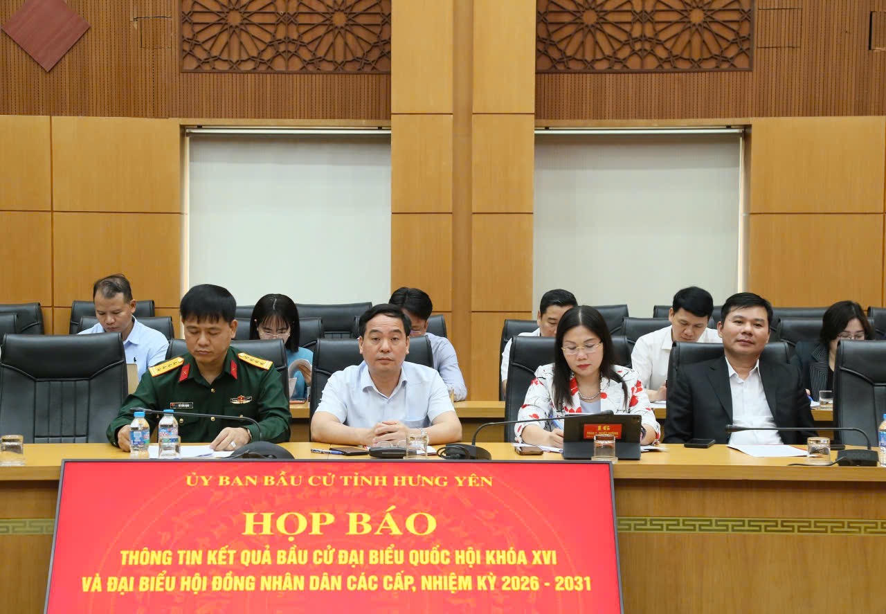 Các đại biểu tham dự cuộc họp báo.