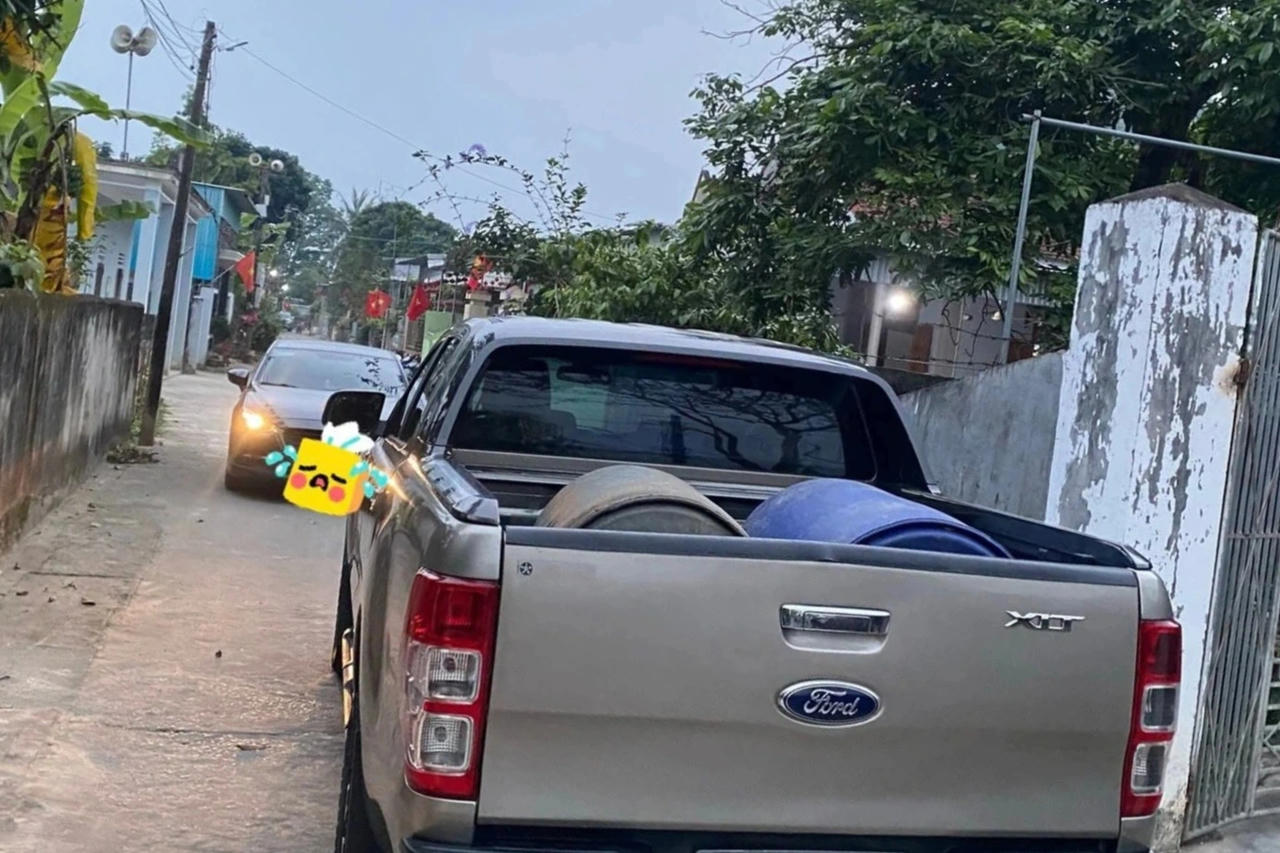 Hiện trường chiếc xe bán tải đậu chắn lối đi gây xôn xao mạng xã hội