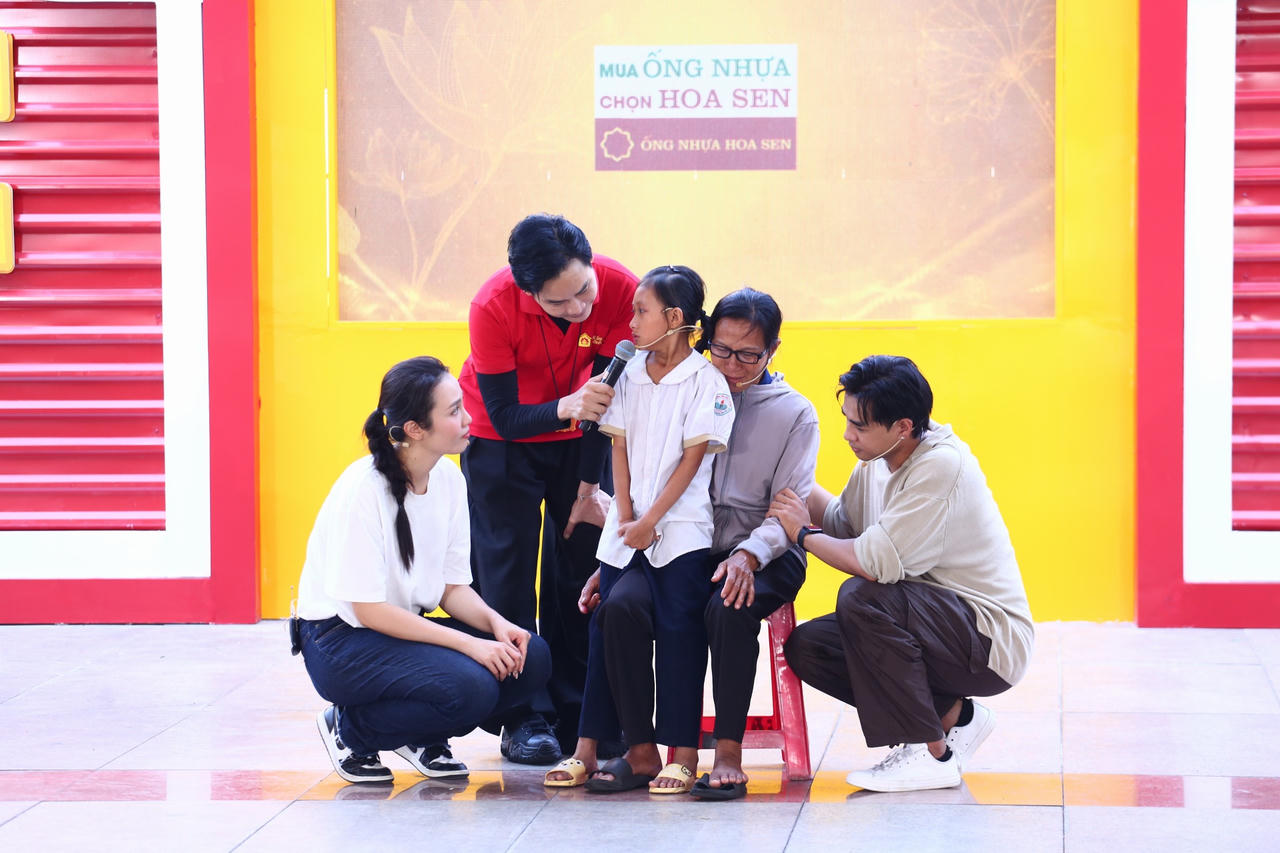 Á hậu Thủy Tiên, ca sĩ Khải Đăng xúc động trước hoàn cảnh của nhân vật trong Mái ấm gia đình Việt.