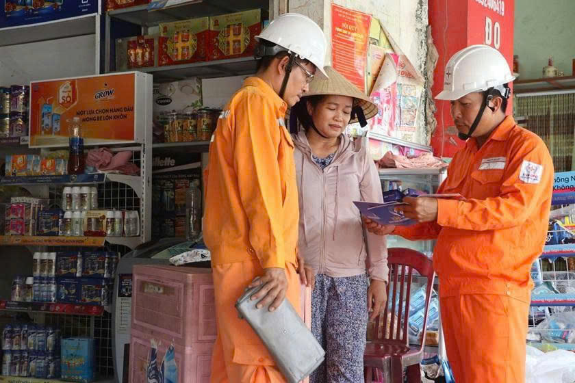 Tuyên truyền sử dụng điện tiết kiệm, hiệu quả đến người dân và cơ sở kinh doanh.