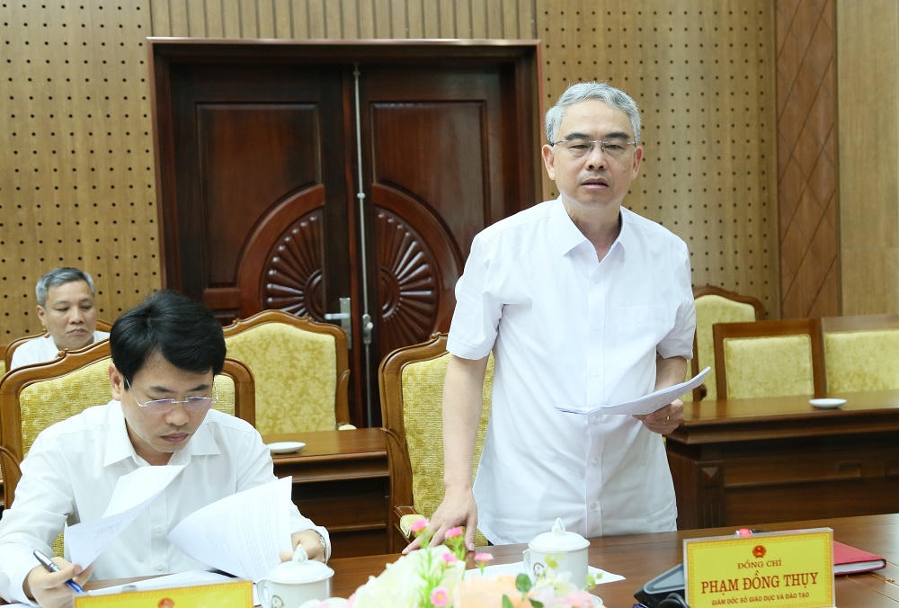 Giám đốc Sở Giáo dục và Đào tạo Phạm Đồng Thụy phát biểu thảo luận tại cuộc họp.