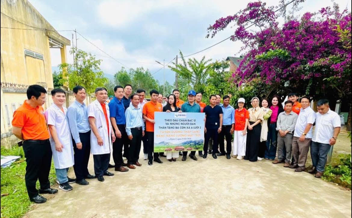 Chương trình hỗ trợ 10 tấn xi măng và kinh phí thực hiện công trình “Thắp sáng đường quê” dài khoảng 2,5 km tại thôn Lê Ninh