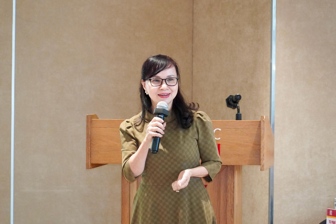 TS. Nguyễn Thị Kim Phụng, nguyên Vụ trưởng Vụ Giáo dục ĐH, Bộ Giáo dục và Đào tạo trình bày tham luận 