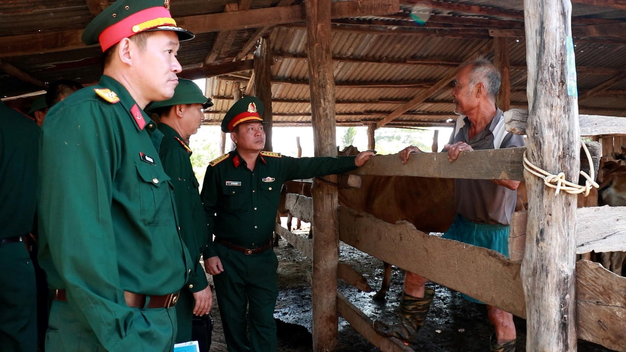Cán bộ cơ quan Cục Hậu cần - Kỹ thuật Quân khu khảo sát thực hiện các mô hình tại một số hộ dân.