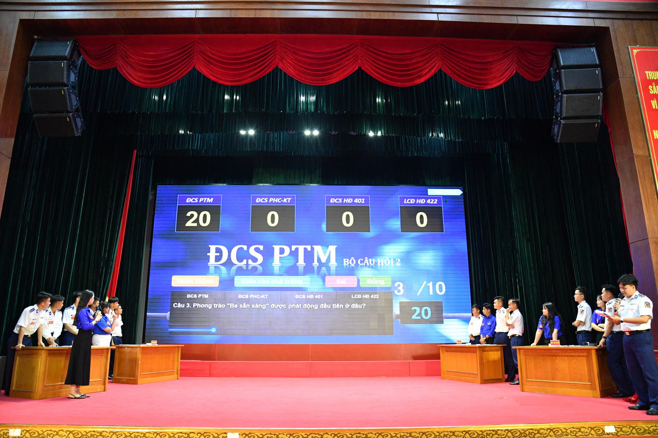 Các đội thi sôi nổi trả lời các câu hỏi.