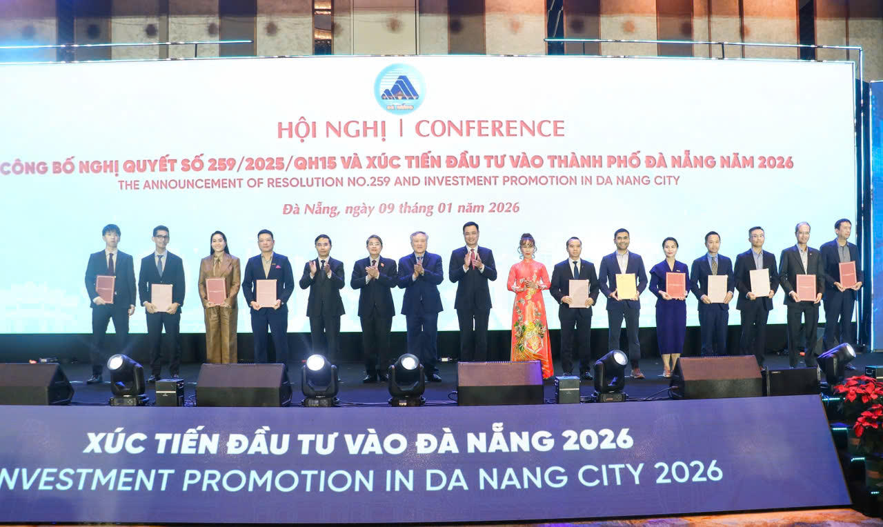 UBND thành phố trao Giấy chứng nhận đăng ký thành viên chính thức cho 12 nhà đầu tư, doanh nghiệp đầu tiên và 11 Giấy chấp thuận quan tâm đầu tư. (Ảnh:danang.gov.vn).