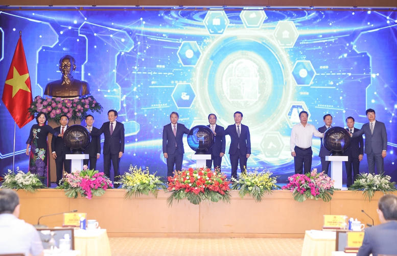 Thủ tướng Phạm Minh Chính và các đại biểu thực hiện nghi thức khai trương Cổng Pháp luật quốc gia