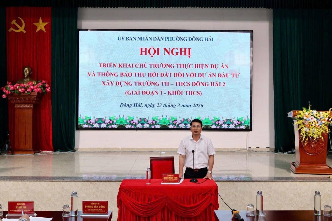Ông Đinh Minh Tâm, Phó Chủ tịch Thường trực UBND phường Đông Hải phát biểu tại hội nghị.