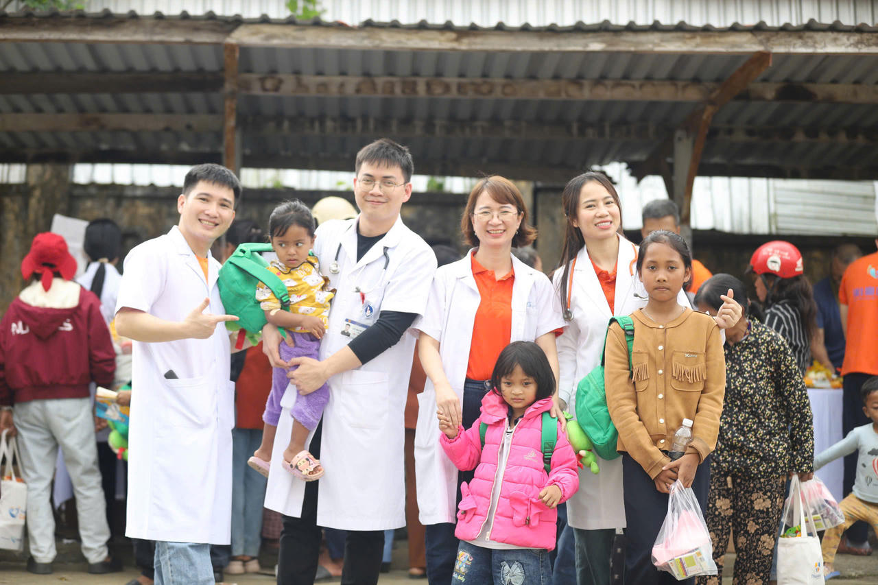 Đoàn gửi tặng những món quà đầy yêu thương đến các em học sinh vùng núi A Lưới&nbsp;