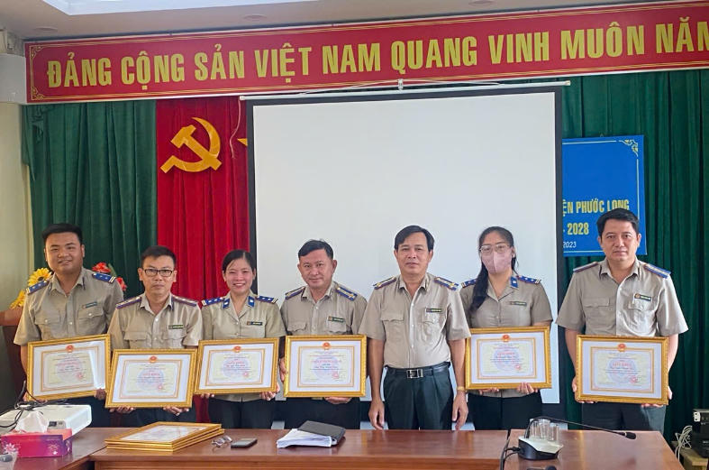 Khen thưởng tập thể, cá nhân có thành tích trong năm 2025