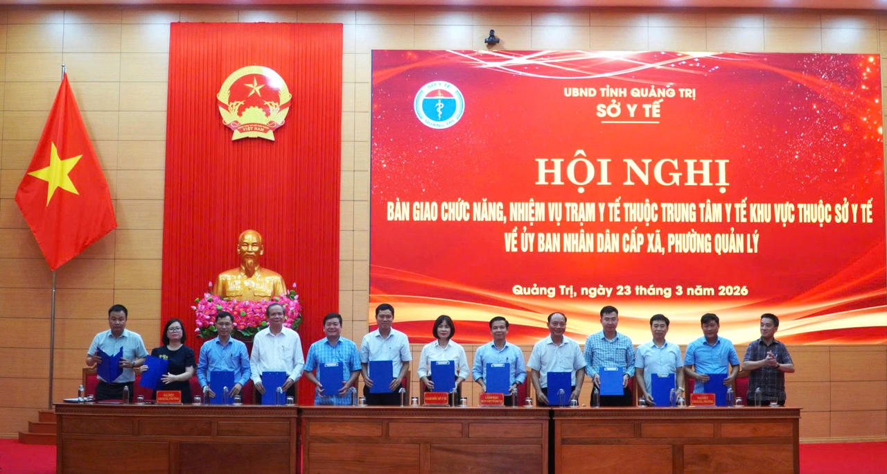 Đại diện các đơn vị thực hiện ký kết biên bản bàn giao, tiếp nhận trạm y tế về UBND các xã, phường tại hội nghị.