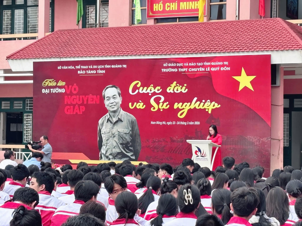 Đông đảo học sinh tham dự lễ khai mạc triển lãm chuyên đề về Đại tướng Võ Nguyên Giáp.