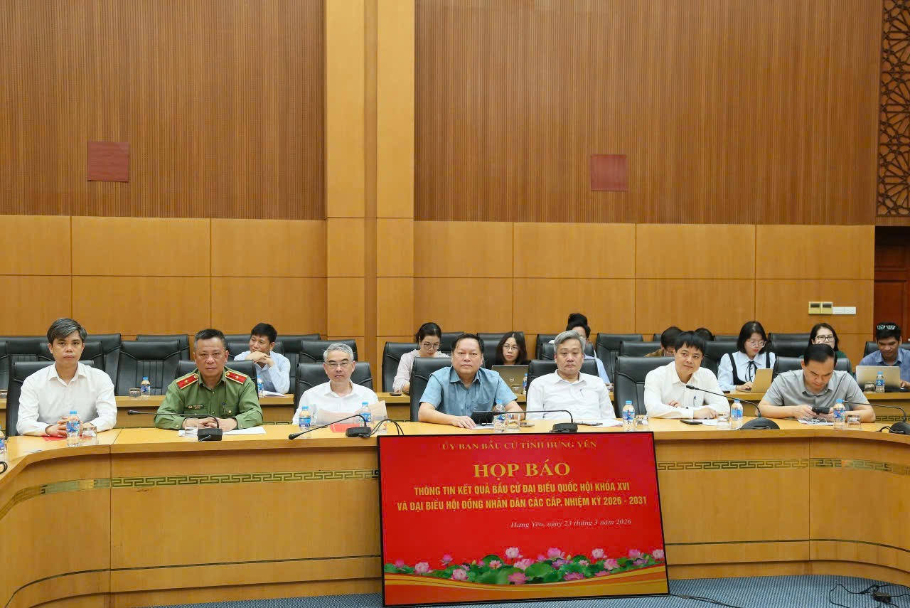 Các đại biểu tham dự cuộc họp báo.