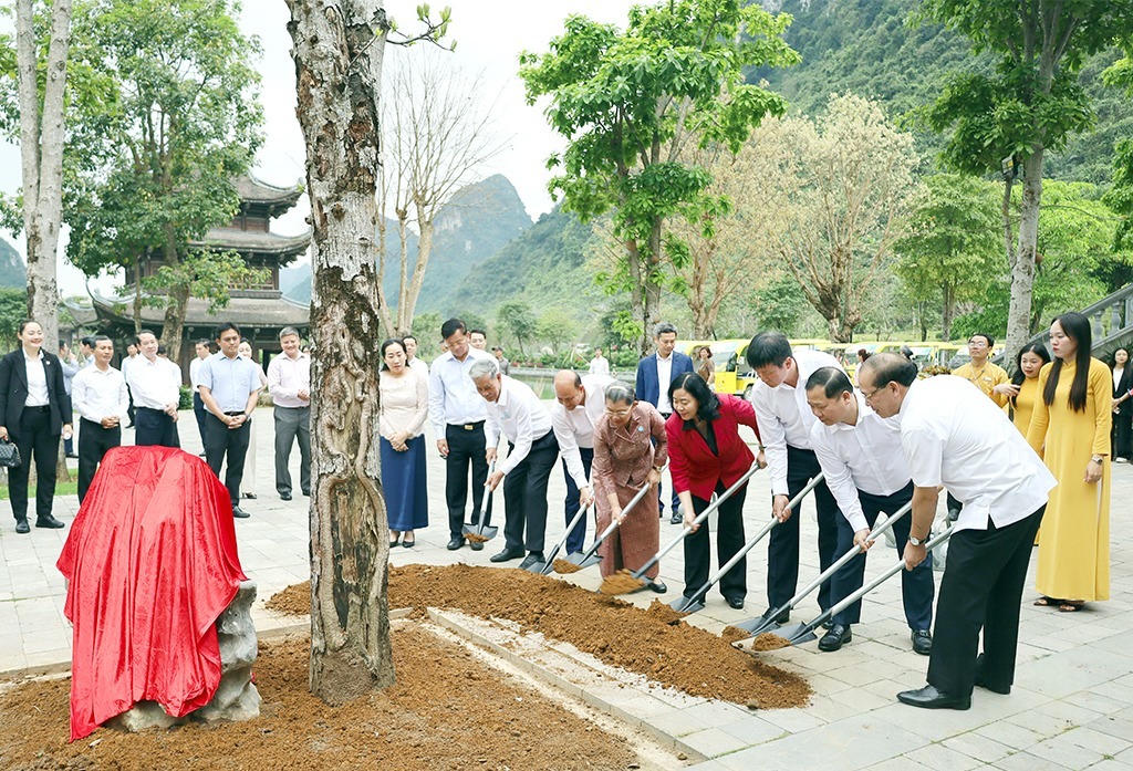 Đoàn đại biểu trồng cây lưu niệm tại chùa cổ Ba Sao, Khu Du lịch quốc gia Tam Chúc (Ảnh: Phạm Hiền)