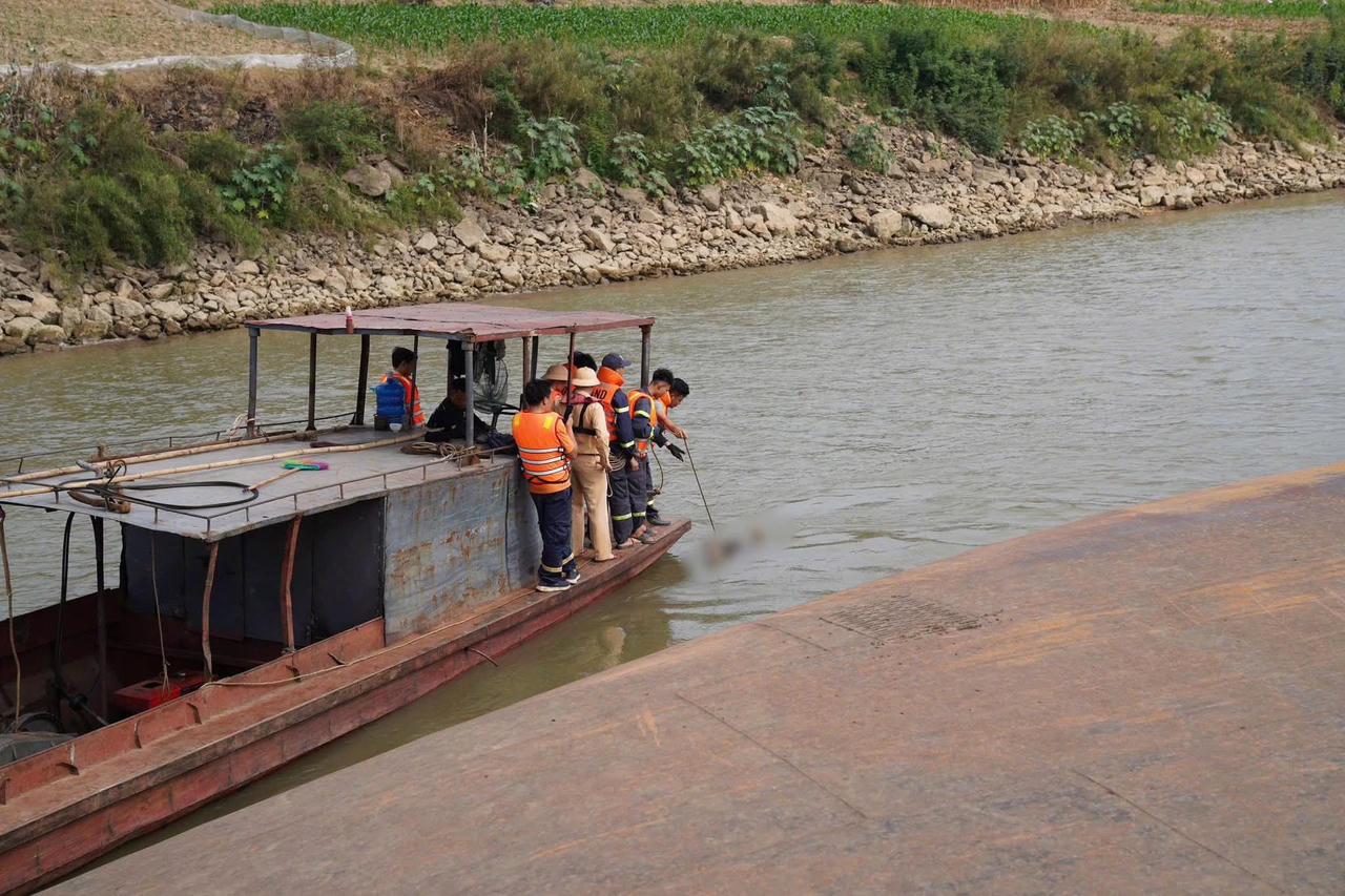 Phú Thọ: Huy động hàng trăm người cứu hộ vụ xà lan lật trên sông Hồng