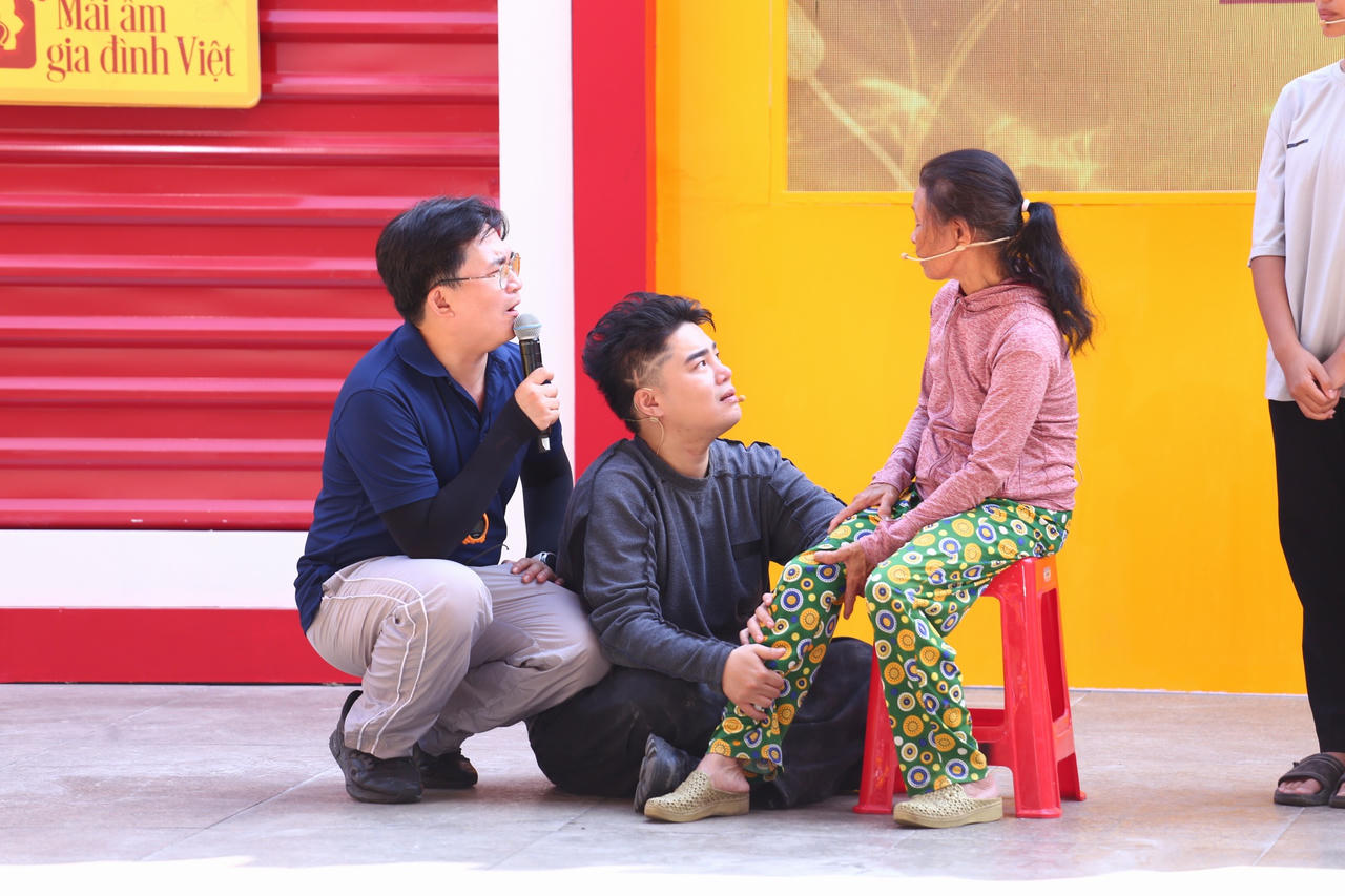 Ca sĩ Nguyễn Đình Vũ nghẹn ngào khi chứng kiến hoàn cảnh của các nhân vật.