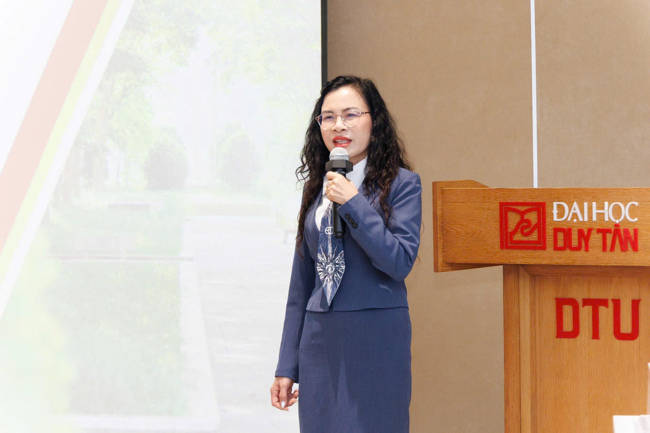 PGS.TS. Đào Mộng Điệp, Trưởng Khoa Luật Kinh tế, Trường ĐH Luật, ĐH Huế trình bày tham luận tại hội nghị&nbsp;