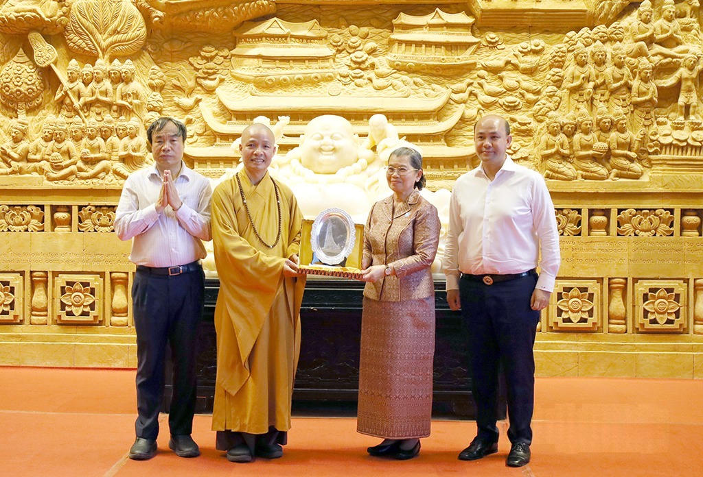 Đại diện Khu Du lịch quốc gia Tam Chúc tặng quà lưu niệm cho Đoàn đại biểu cấp cao Campuchia (Ảnh: Phạm Hiền)