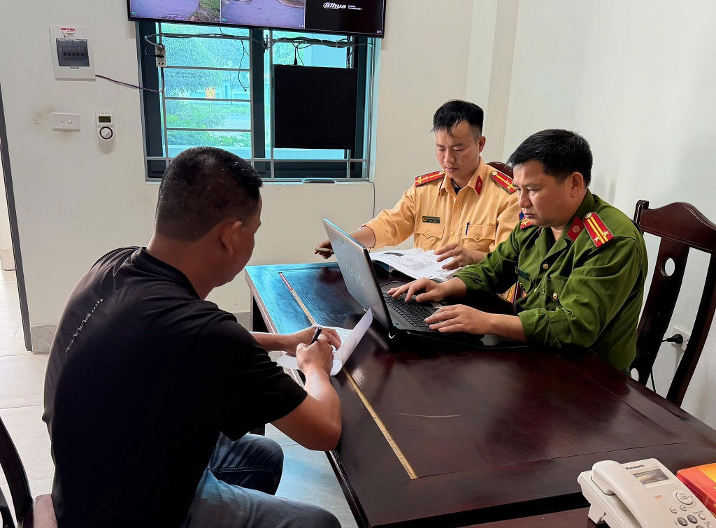 Phạt chủ xe bán tải đỗ chắn lối đi, gây cản trở giao thông ở Quỳ Hợp (Nghệ An)