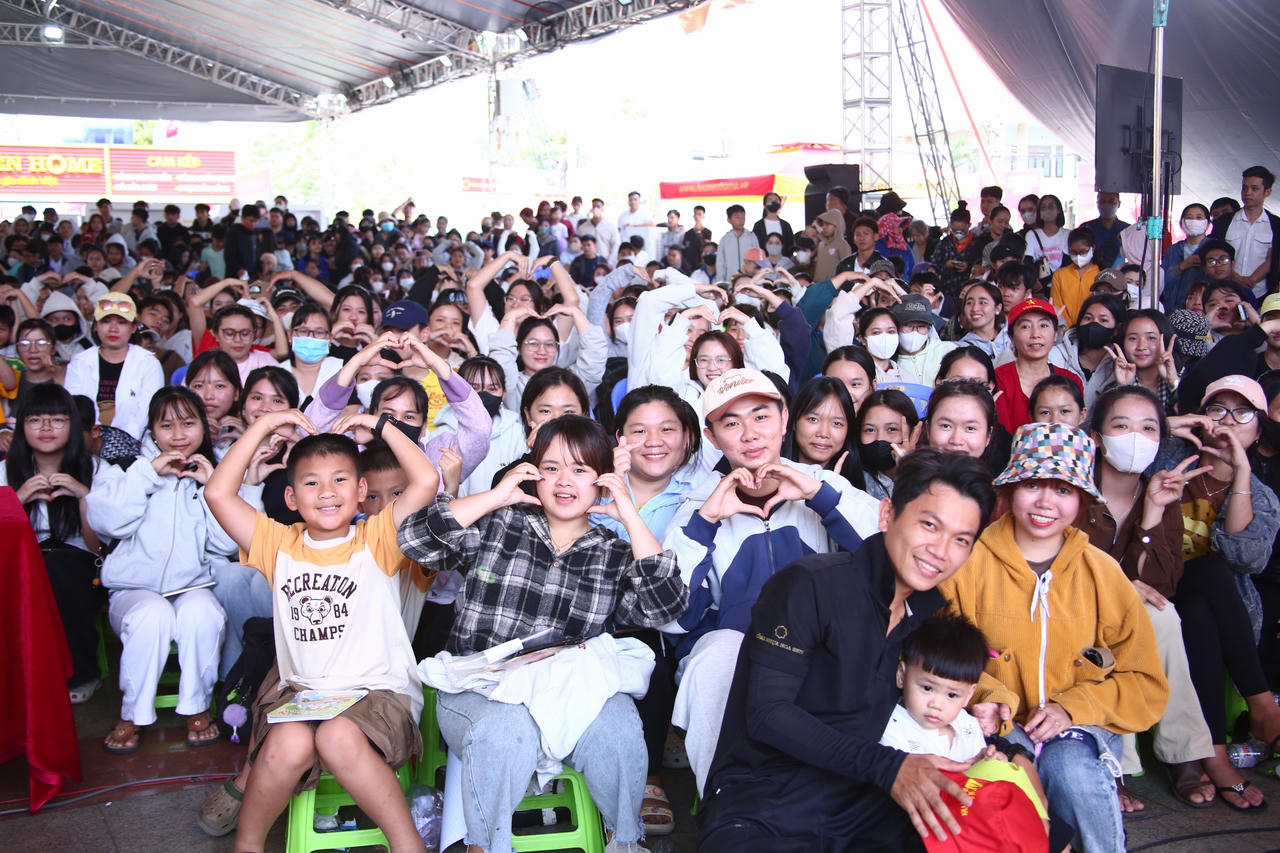 Khán giả đến cổ vũ cho các nghệ sĩ và nhân vật.