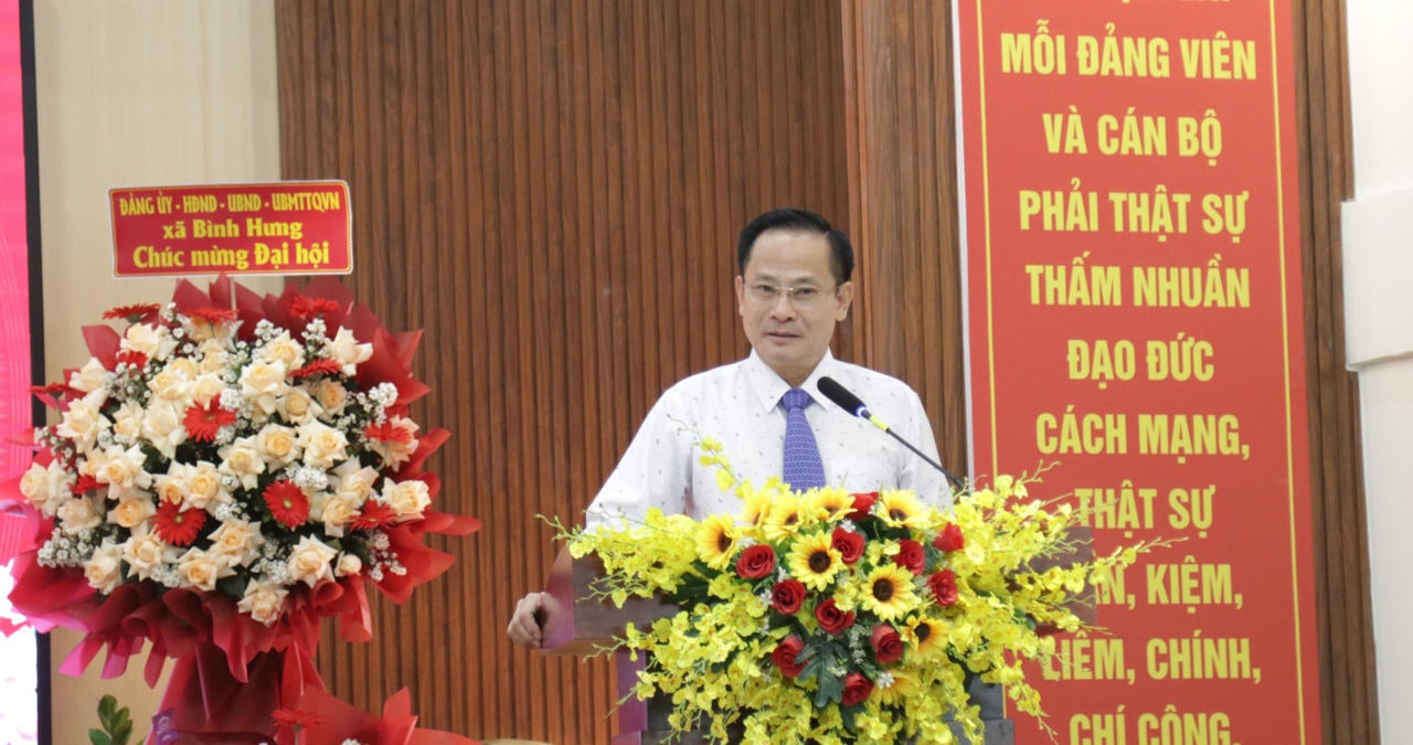 Ông Phạm Văn Lũy, Bí thư Đảng ủy, Chủ tịch HĐND xã Bình Hưng phát biểu tại đại hội.